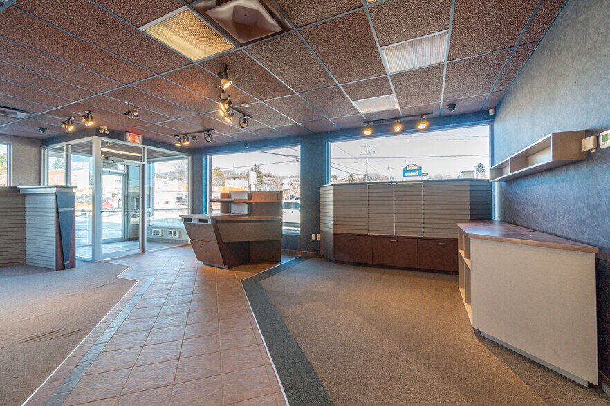 More Photos Of 786 St King E, Sherbrooke Storefront Retail Office For Sale