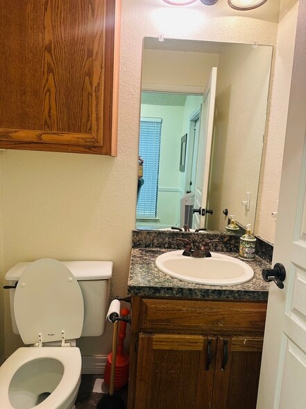 More Photos Of 376 W Main St, Lewisville Medical For Sale