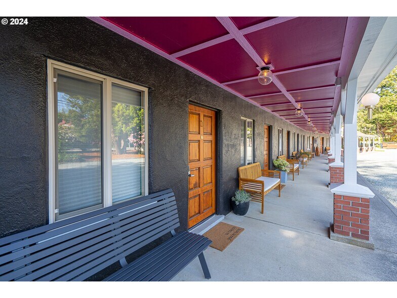 More Photos Of 1175 2nd St SE, Bandon Hotel For Sale