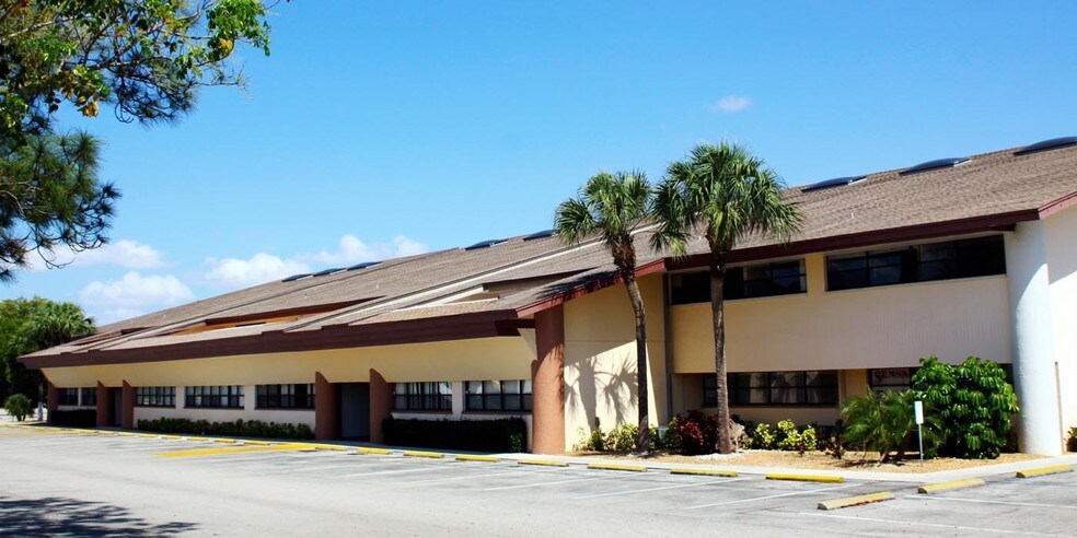 More Photos Of 12811 Kenwood Ln, Fort Myers Office For Lease