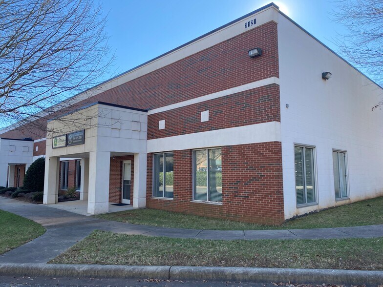 More Photos Of 3120 Latrobe Dr, Charlotte Showroom For Lease