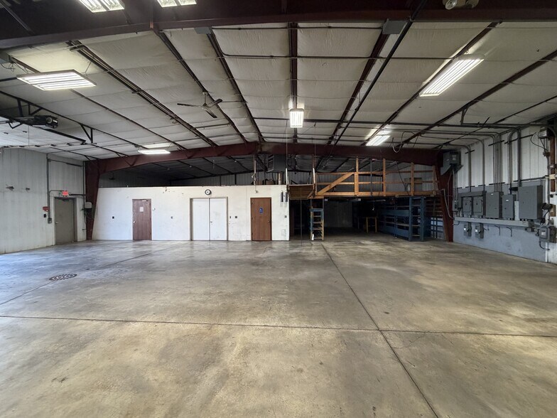 More Photos Of 2000 Industrial Park Rd, Lancaster Manufacturing For Sale