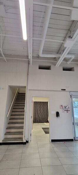 More Photos Of 190 Sharpe St E, Gravenhurst Freestanding For Lease