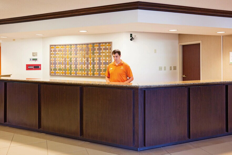 More Photos Of 5423 N Port Washington Rd, Glendale Hotel For Sale