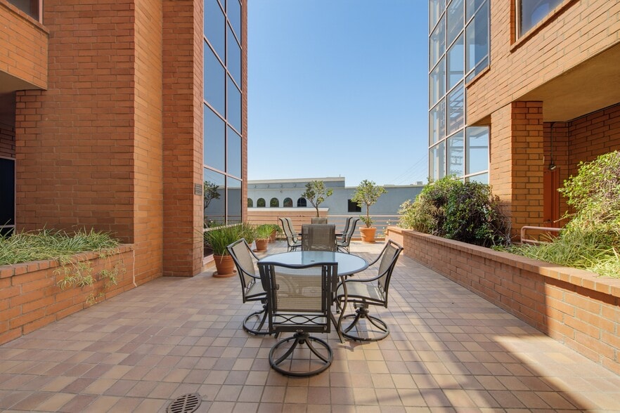 More Photos Of 10495 Santa Monica Blvd, Los Angeles Office For Sale