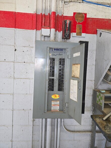 More Photos Of 8342 Airport Hwy, Holland Warehouse For Sale