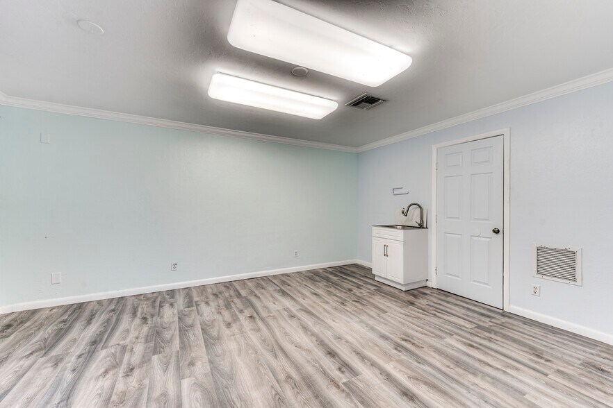 More Photos Of 1149 Periwinkle Way, Sanibel Office For Sale