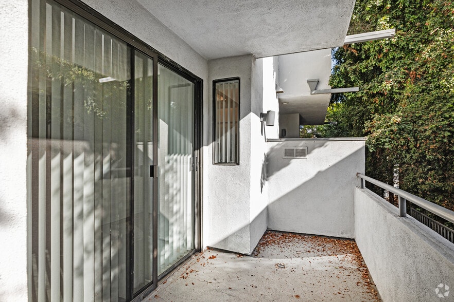 More Photos Of 1527 Veteran Ave, Los Angeles Apartments For Sale