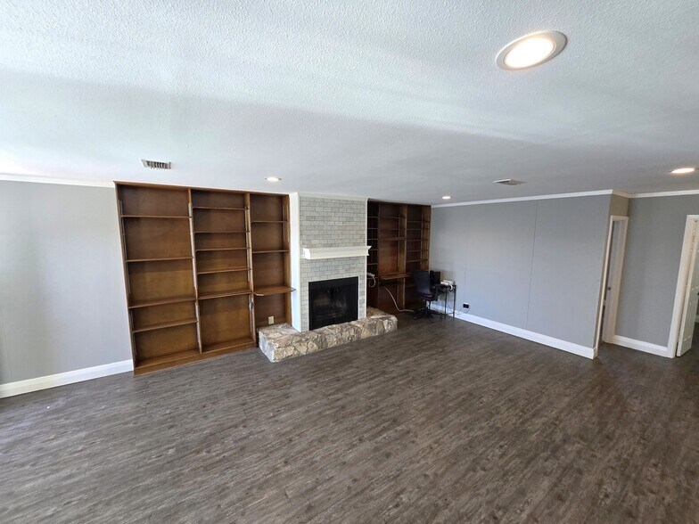 More Photos Of 406 N Carrier Pky, Grand Prairie Storefront Retail Office For Sale