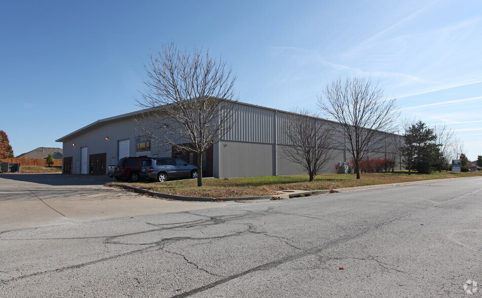 More Photos Of 1221 SE Broadway Dr, Lee's Summit Warehouse For Lease