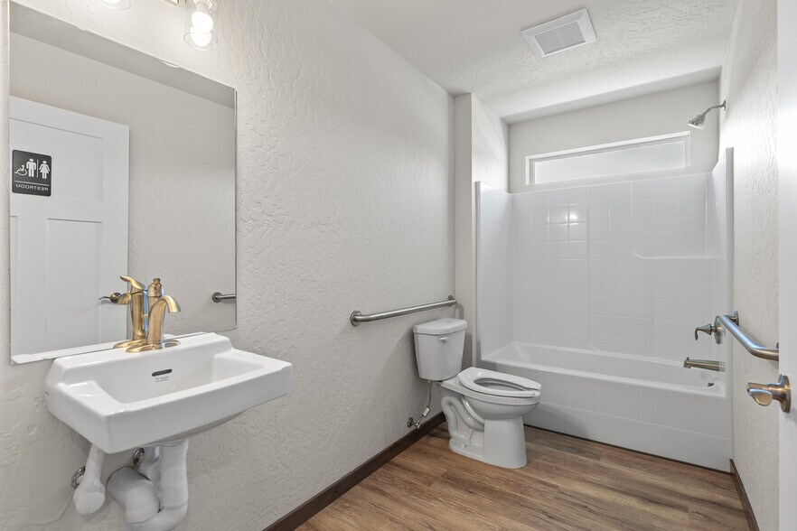 More Photos Of 9990 N Lyle Loop, Hayden Warehouse For Sale