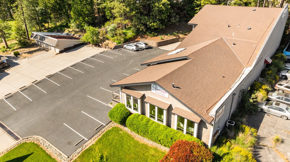 More Photos Of 807 S Auburn St, Grass Valley Showroom For Sale