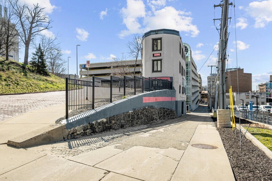 More Photos Of 22 Crescent St, Grand Rapids Apartments For Sale