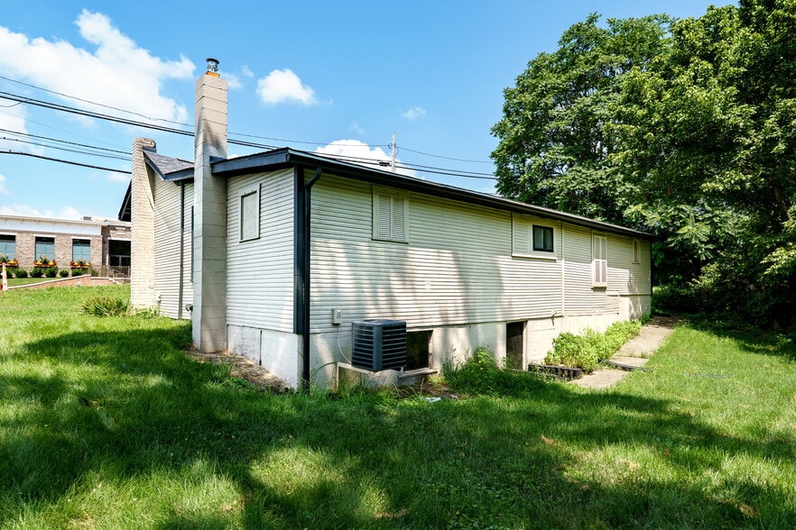 More Photos Of 520 N Broadway St, Lebanon Showroom For Sale