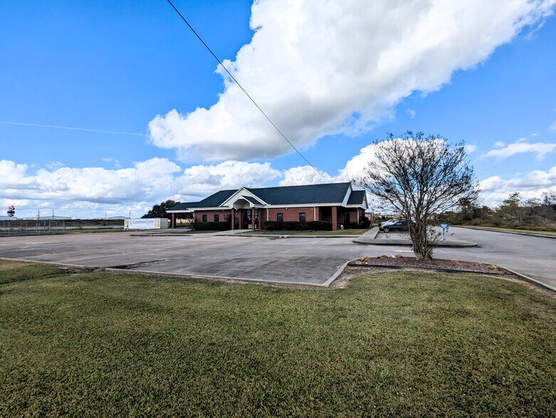 More Photos Of 8109 Smith Rd, Beaumont Office For Sale