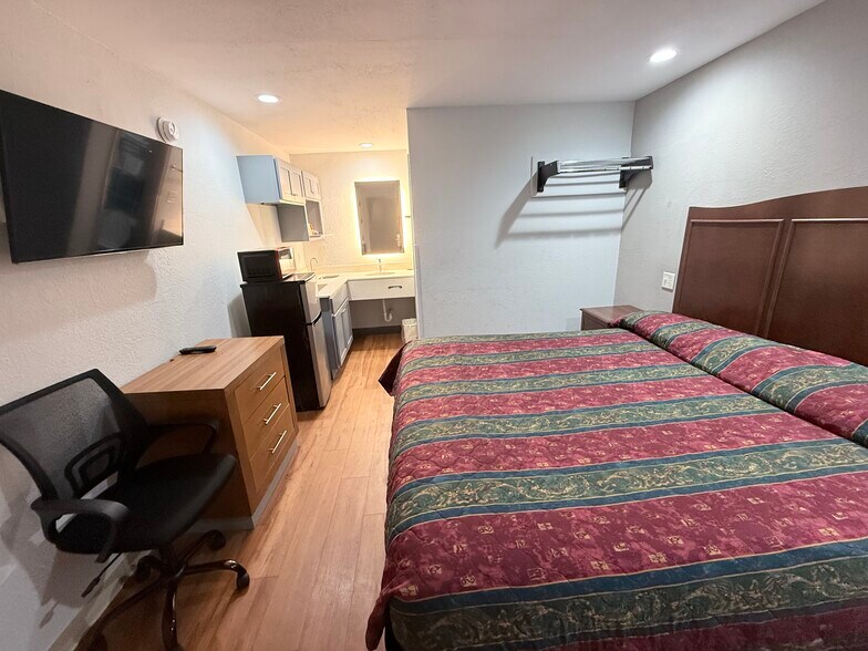 More Photos Of 1902 Texas Ave, Texas City Hotel For Sale