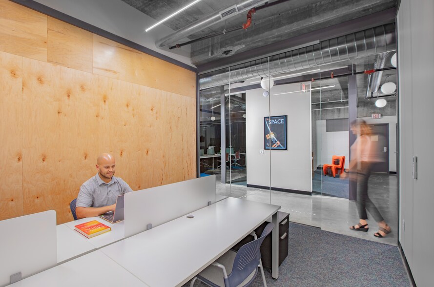 More Photos Of 500 Locust St, Des Moines Parking Garage For Lease