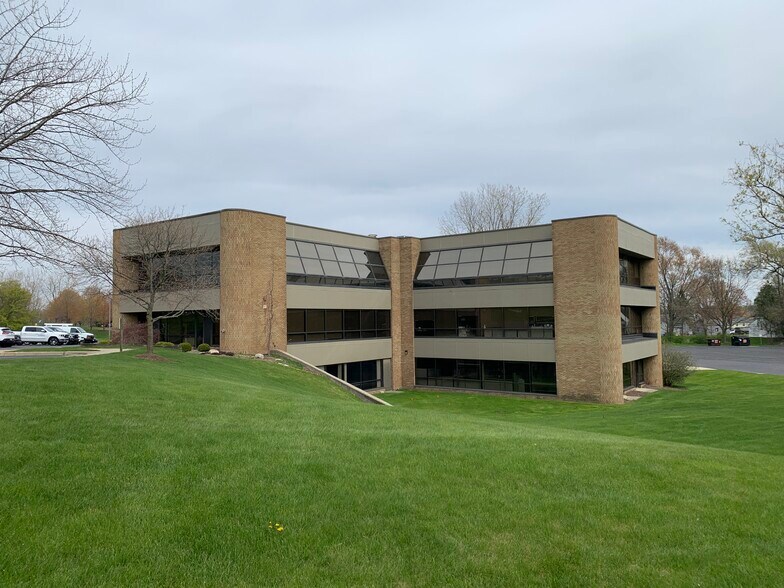 More Photos Of 588 3 Mile Rd, Grand Rapids Medical For Lease