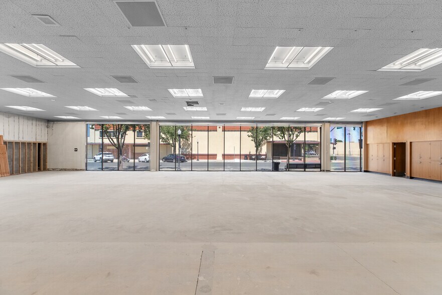 More Photos Of 231-233 E Yosemite Ave, Madera Bank For Sale