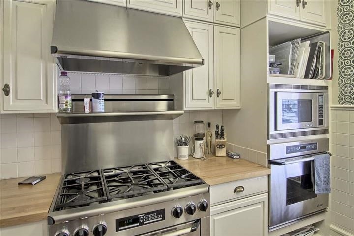 More Photos Of 230 Wellington St, Traverse City Hospitality For Sale