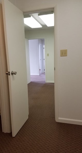 More Photos Of 515 Woodcrest Dr, Bloomington Medical For Lease