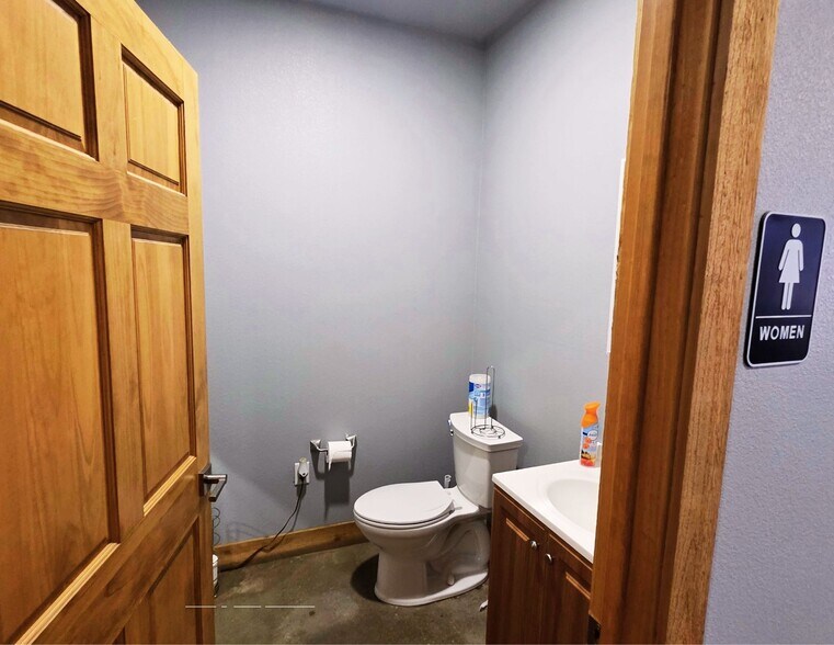 More Photos Of 1003 E County Road 140, Midland Industrial For Lease