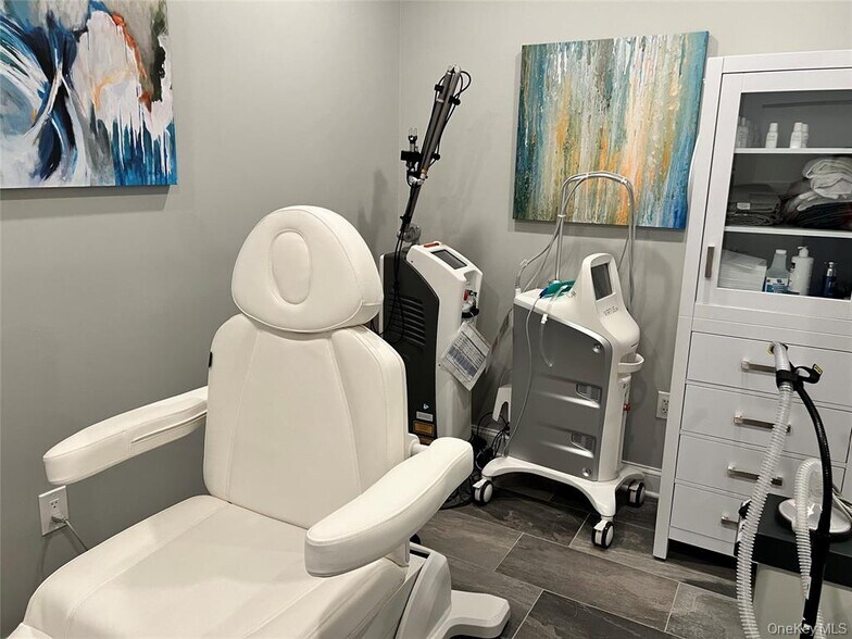 More Photos Of 223 E Park Ave, Long Beach General Retail For Sale