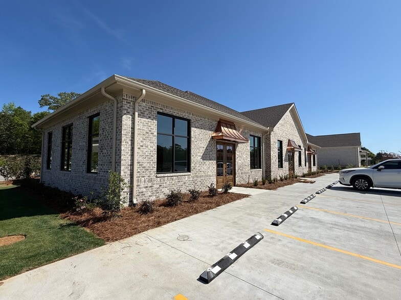 More Photos Of 2500 Interstate Dr, Opelika Medical For Lease