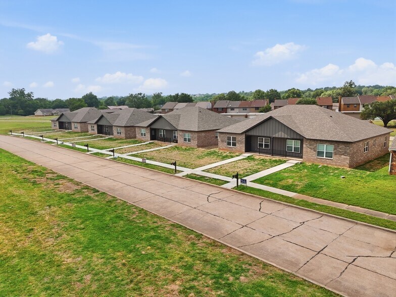 More Photos Of 3611 & 3613 Frontier Avenue, Ponca City Specialty For Sale