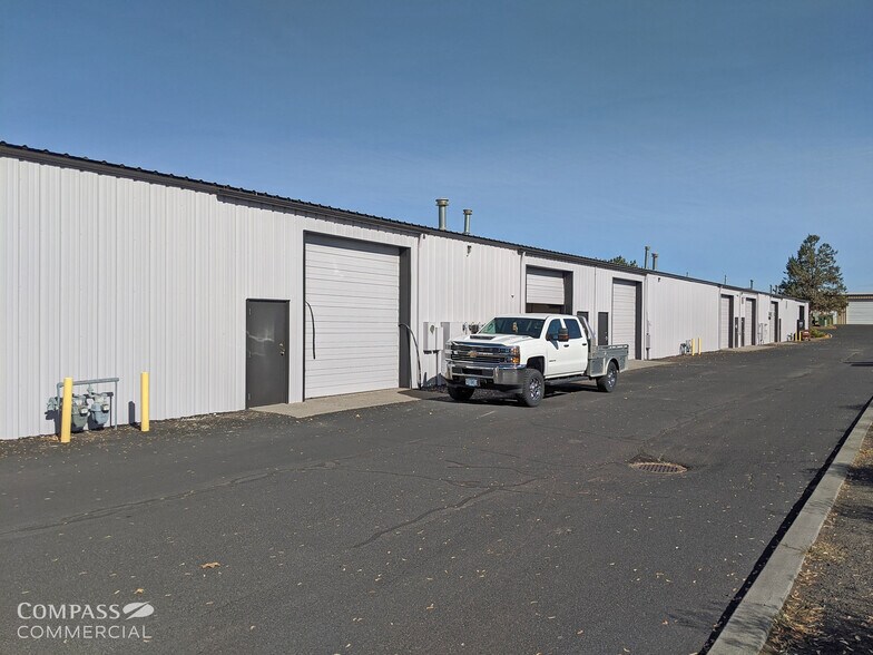More Photos Of 1842 SE 1st St, Redmond Warehouse For Lease