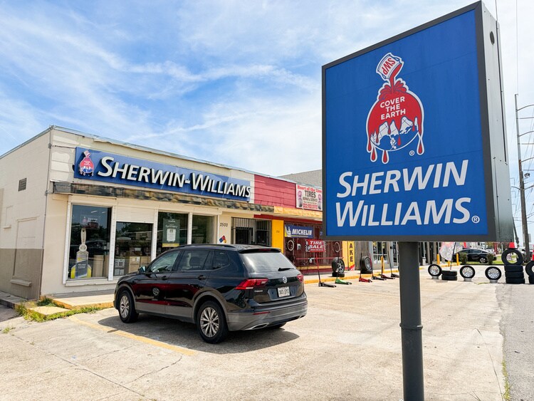 More Photos Of 2500 Airline Dr, Kenner Storefront For Lease