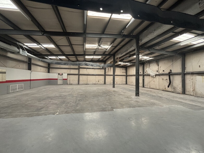 More Photos Of 136 Industrial Dr, Birmingham Warehouse For Lease