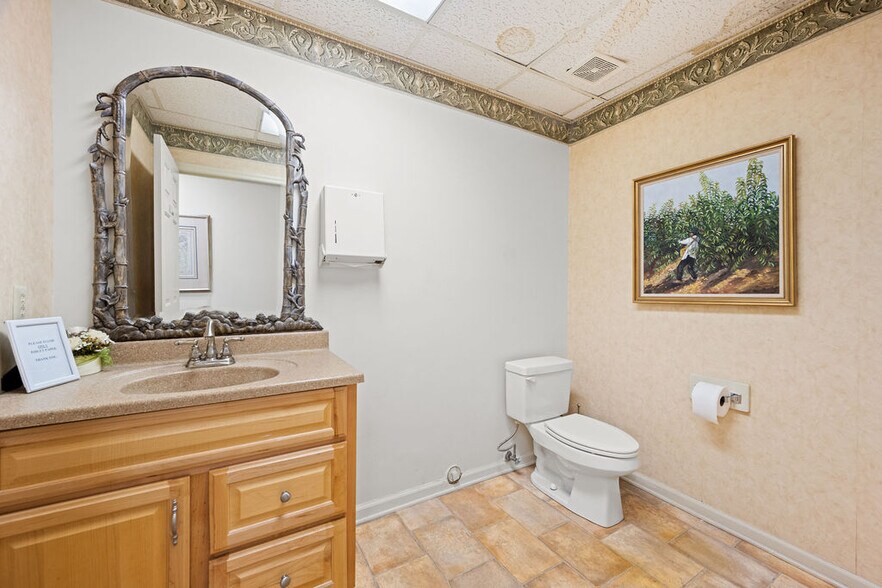 More Photos Of 300 Forest Ave, Chattanooga Office For Sale