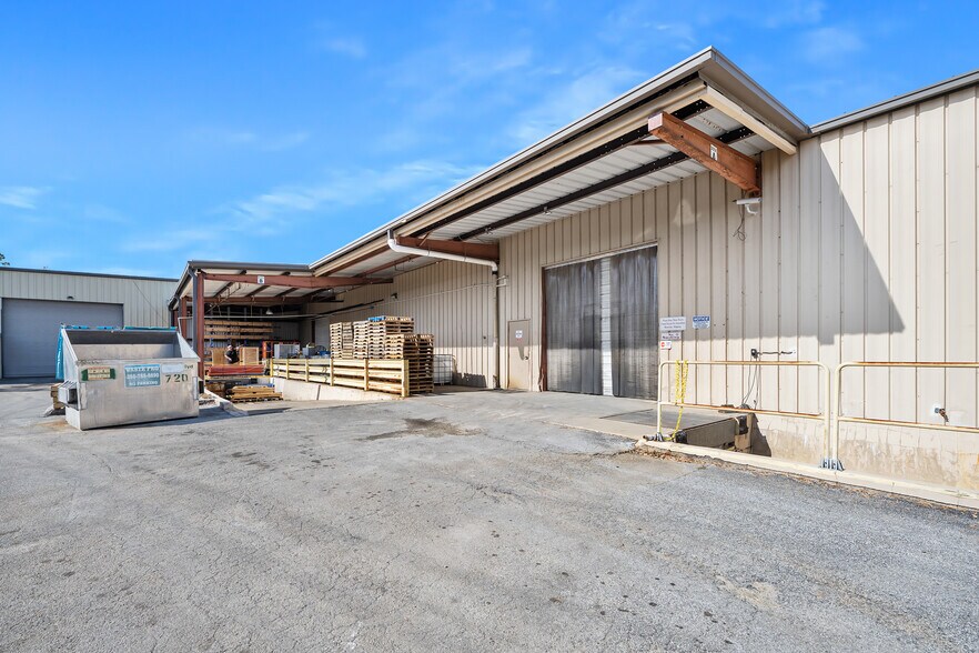 More Photos Of 2 Sunshine Blvd, Ormond Beach Light Distribution For Lease