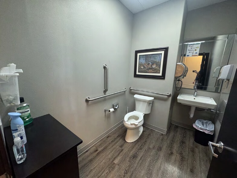 More Photos Of 915 Haywood Dr, Madison Office For Sale