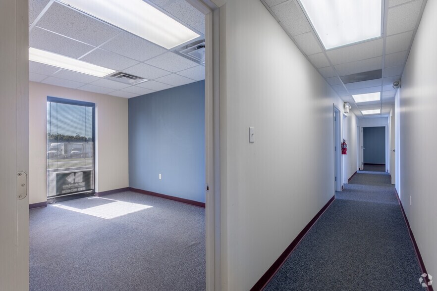 More Photos Of 5306 Peters Creek Rd, Roanoke Showroom For Sale