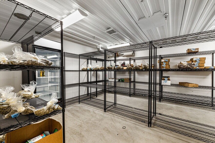 More Photos Of 560 S Williams Rd, Palm Springs Showroom For Sale