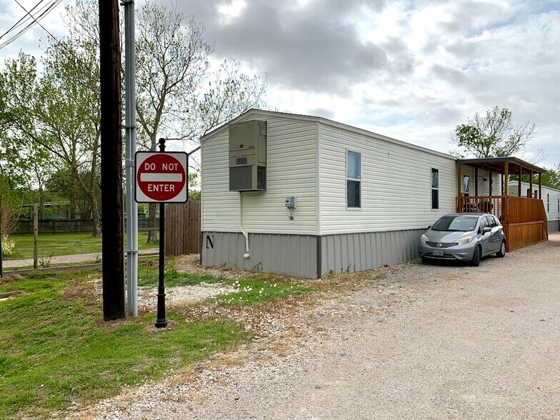More Photos Of 3621 County Road 161, Alvin Multifamily For Sale