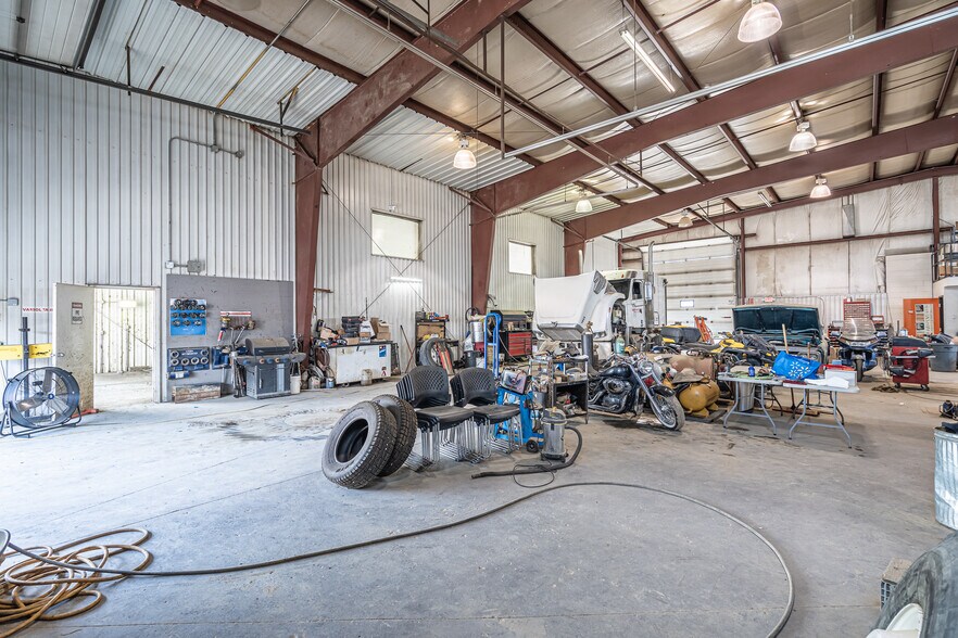 More Photos Of 6006 53 Av, Lloydminster Warehouse For Sale