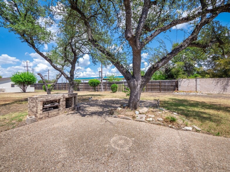 More Photos Of 1702 Lone Oak Dr, Leander Flex For Sale