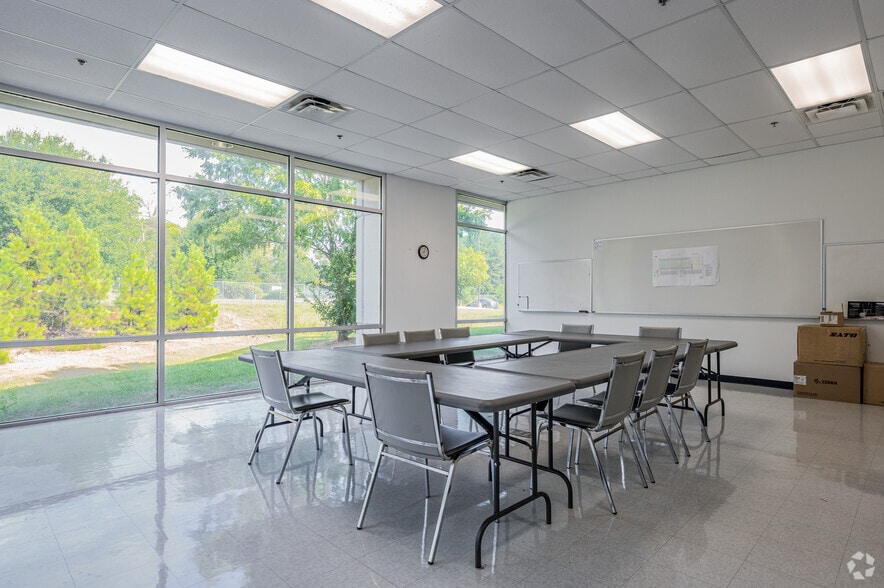 More Photos Of 5001 Greenwood Rd, Shreveport Distribution For Lease