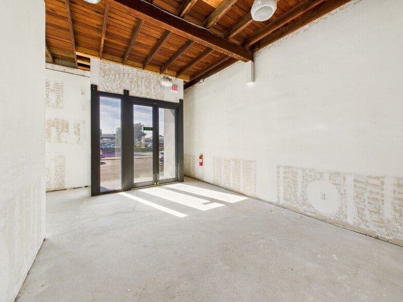 More Photos Of 1111 5th Ave S, Naples Freestanding For Sale