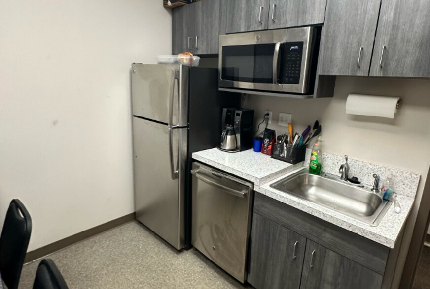 More Photos Of 125 Citycentre Dr, Cincinnati Industrial For Lease