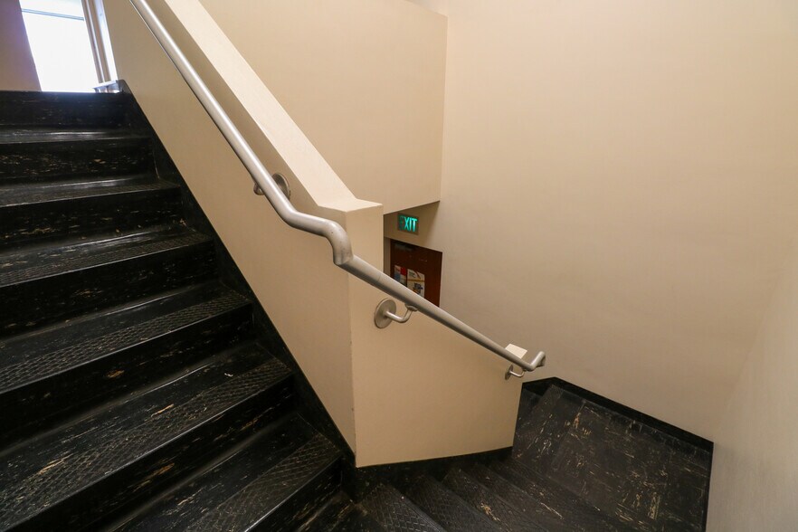 More Photos Of 619 SE Main St, Roseburg Bank For Lease