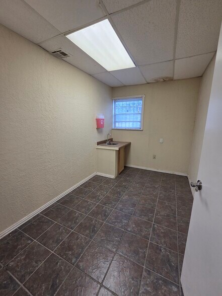 More Photos Of 1222 NW Cache Rd, Lawton Office For Lease
