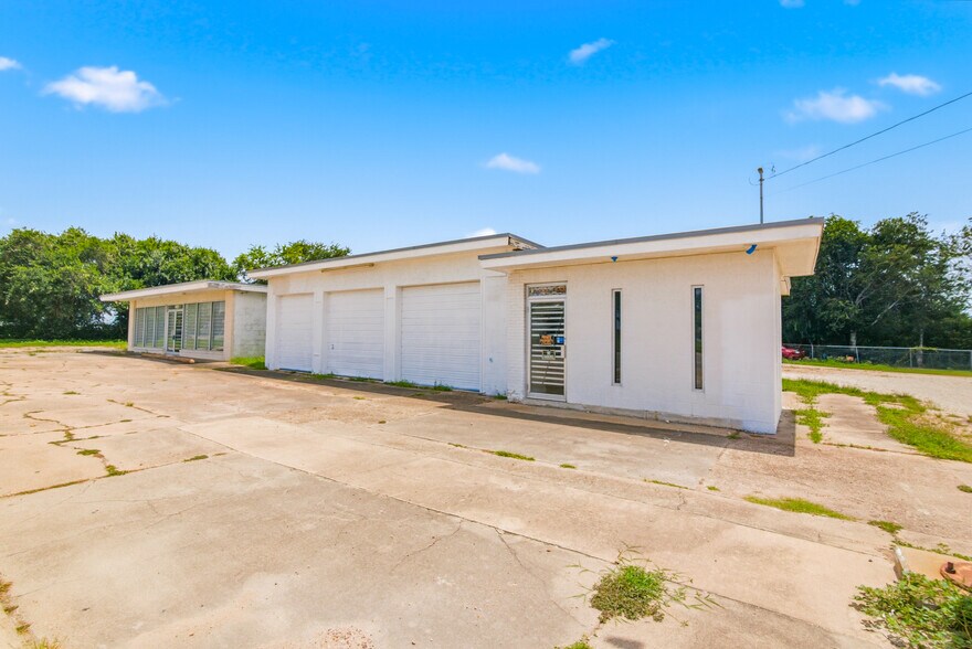 More Photos Of 4107 Port Lavaca Dr, Victoria Showroom For Sale