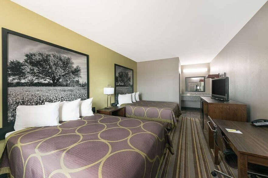 More Photos Of 2205 Chestnut St, Colorado City Hotel For Sale