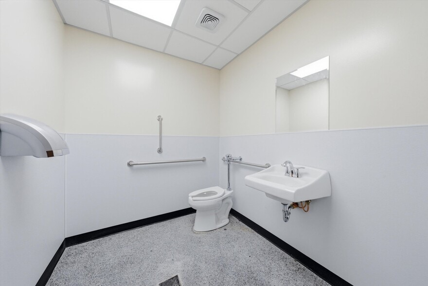 More Photos Of 2201 W Howard St, Chicago Restaurant For Lease