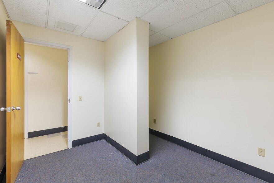 More Photos Of 19-25 Main St, Hartford Office Residential For Sale