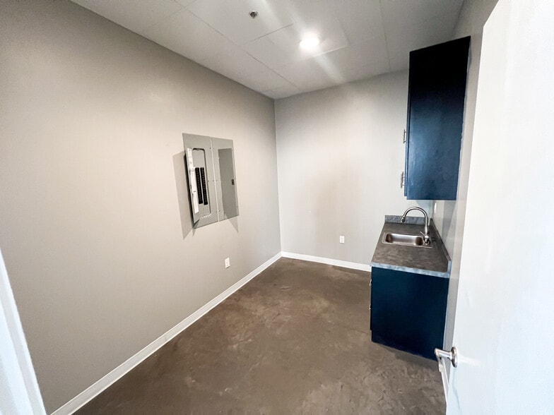 More Photos Of 100 N Main St, Midland Apartments For Lease